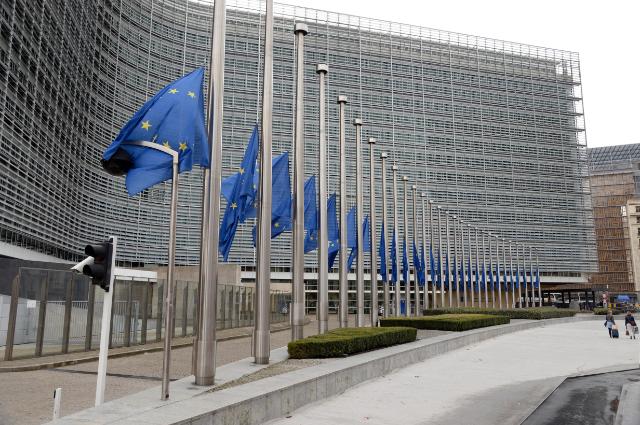 Zastave na pol droga pred Evropsko komisijo v Bruslju (Vir: (c) European Union, 2015)